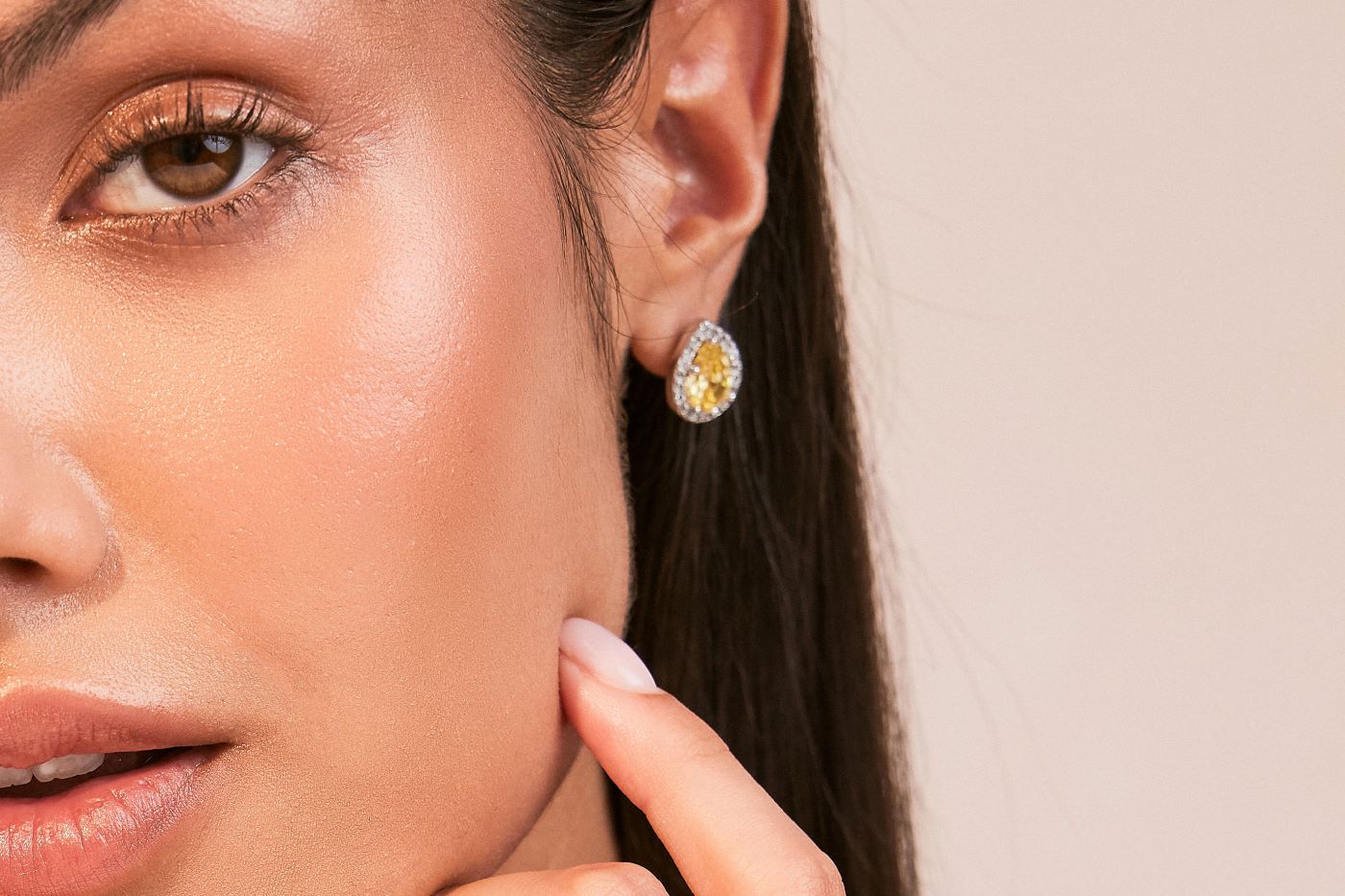 Sapphire stone ring with a rhodium plated setting