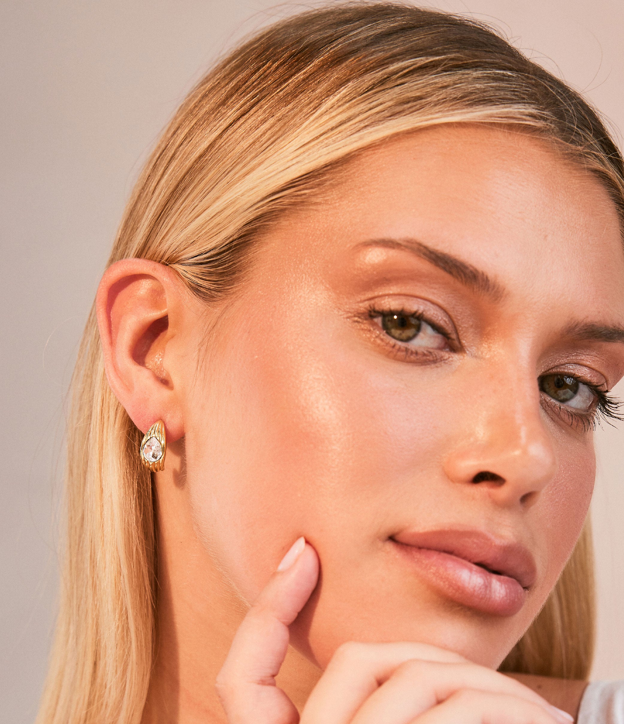 *GARNET PRALINE HUGGIE EARRING